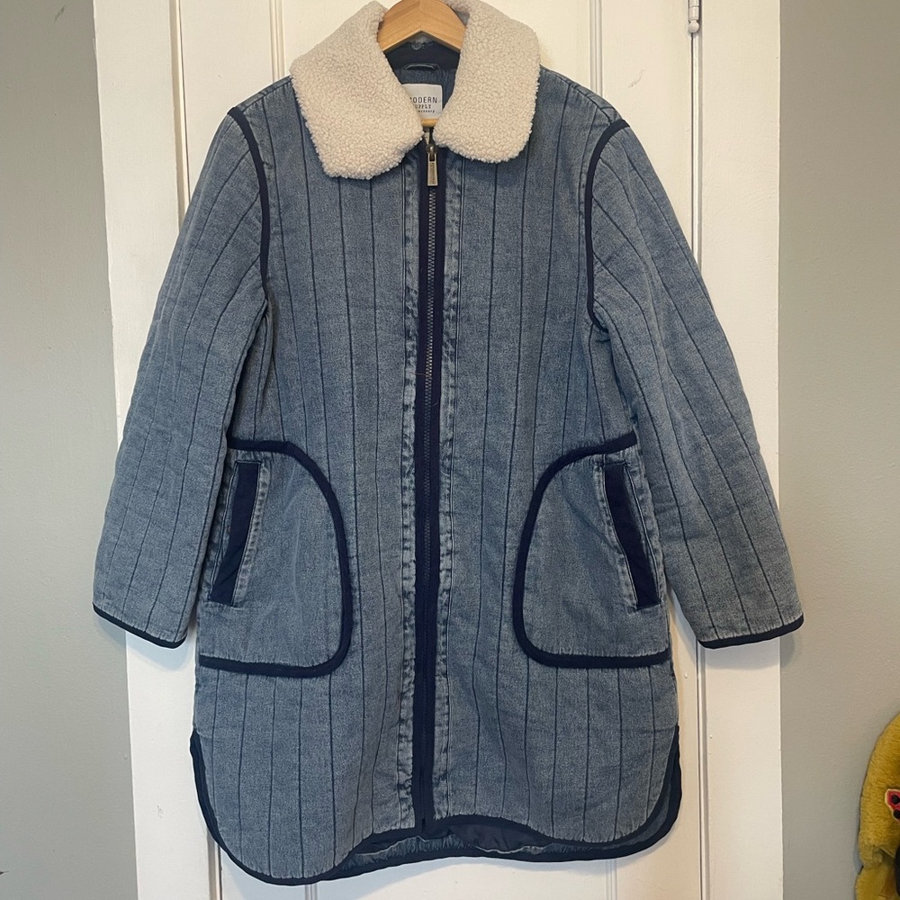 Women's sanctuary denim jacket with removable faux collar.